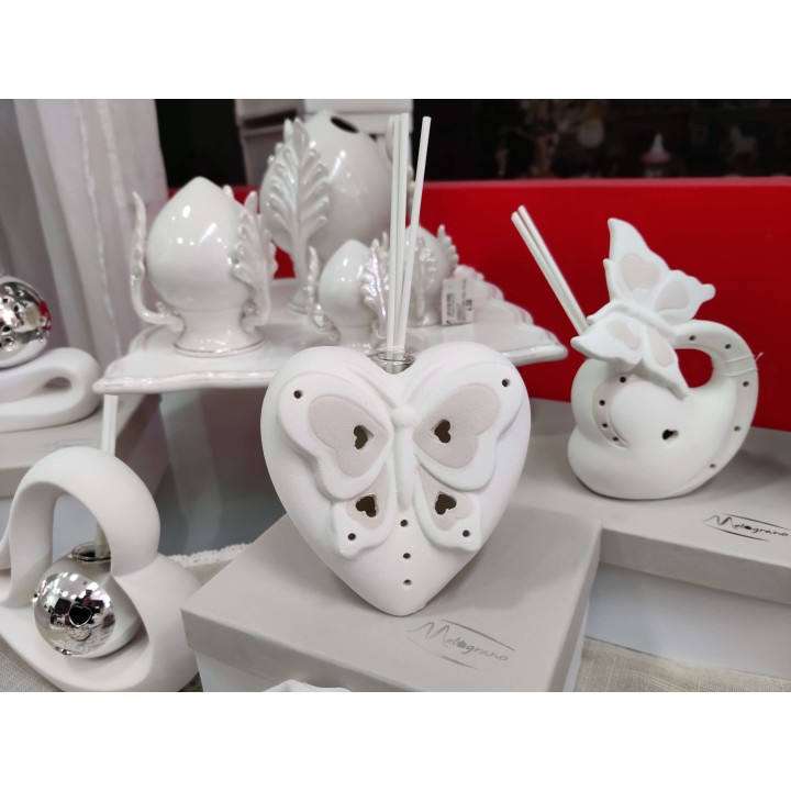 Diffusore di profumo con luce LED a forma di cuore con farfalla in cer