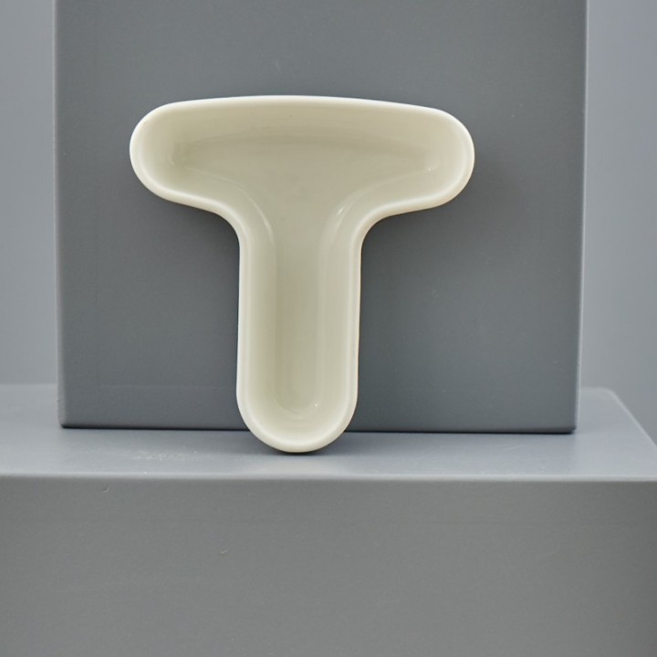 Porc. Bianca lettera t h.10 (1/6/48) | CarinCasa