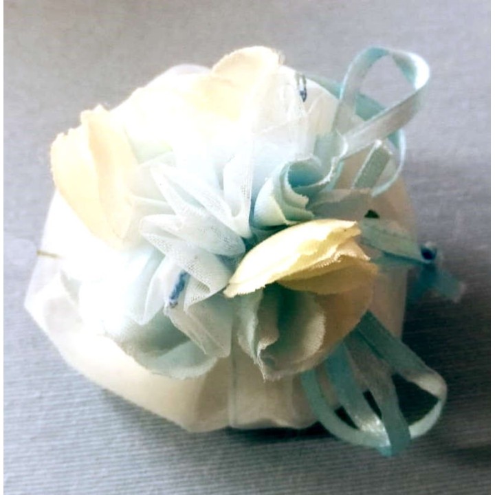 Sacchetto in organza celeste con petali | CarinCasa