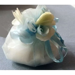 Sacchetto in organza celeste con petali | CarinCasa