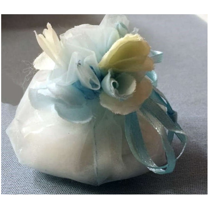 Sacchetto in organza celeste con petali | CarinCasa