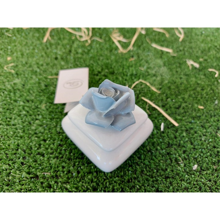 Scatolina mignon con rosa azzurro polvere capodimonte |…