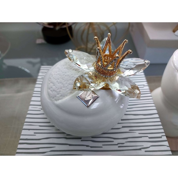 Diffusore di profumo in ceramica bianca con fiori decorativi e corona