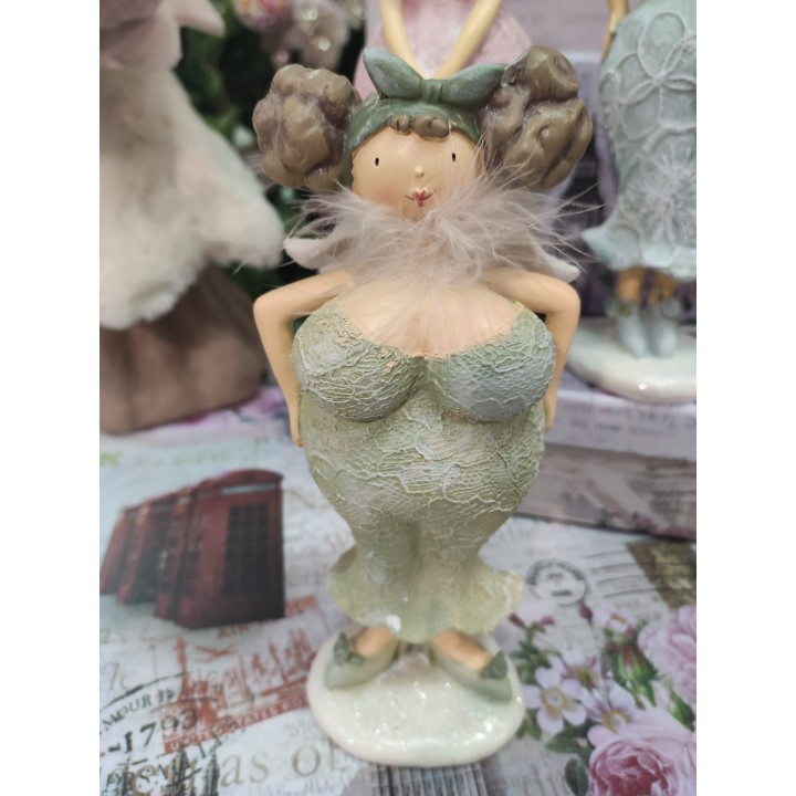 Ragazza formosa verde con piume | CarinCasa