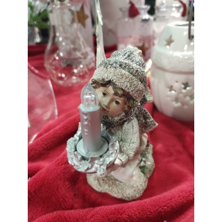 Statuetta bimba in ginocchio con candela e albero di Natale argentato,