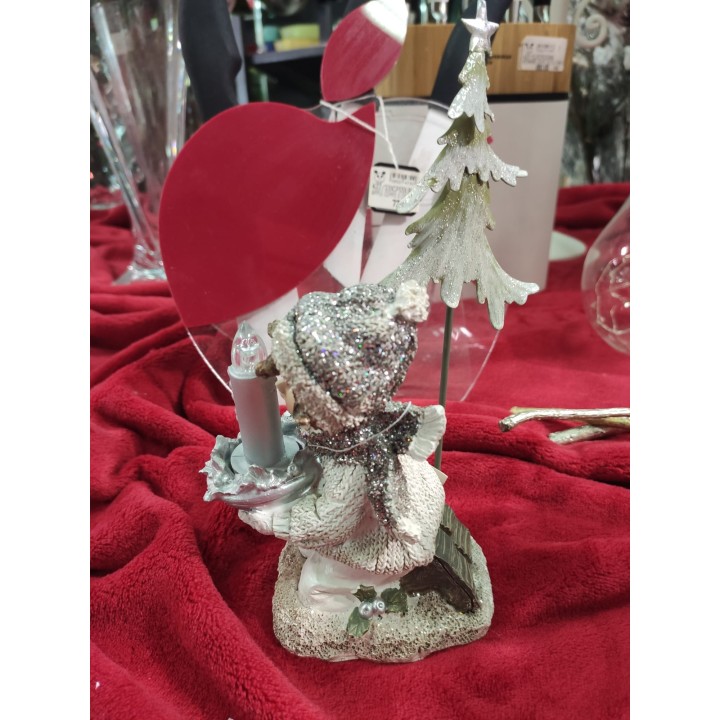Statuetta bimba in ginocchio con candela e albero di Natale argentato,