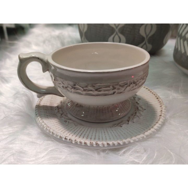 Tazzina con piattino in ceramica bianca decorata effetto shabby