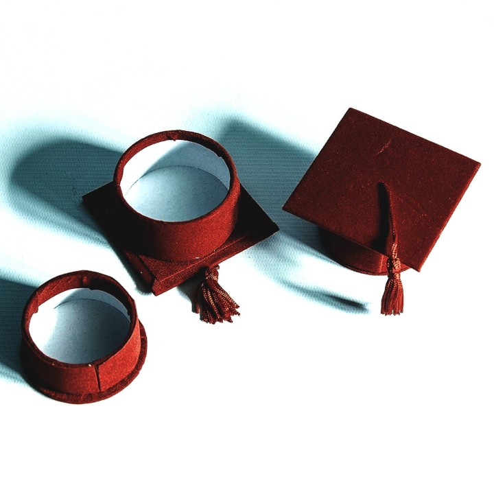 Tocco laurea alcantara rosso | CarinCasa