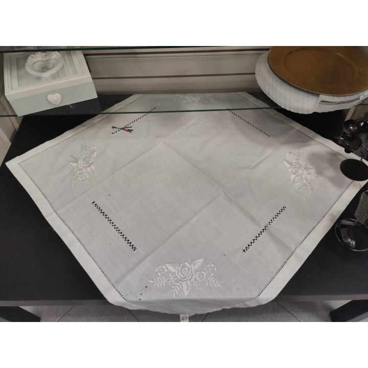 Tovaglietta ricamo fiori bianchi 85 x 85 cm | CarinCasa