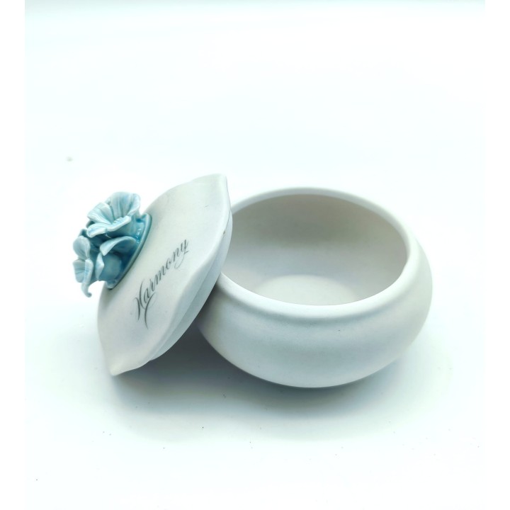 Scatolina porcellana satinata harmony con fiore azzurro 10…