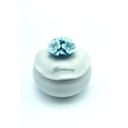 Scatolina porcellana satinata harmony con fiore azzurro 10 cm