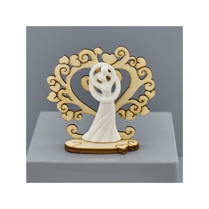 Albero dei cuori in legno con coppia di sposi in gesso su base
