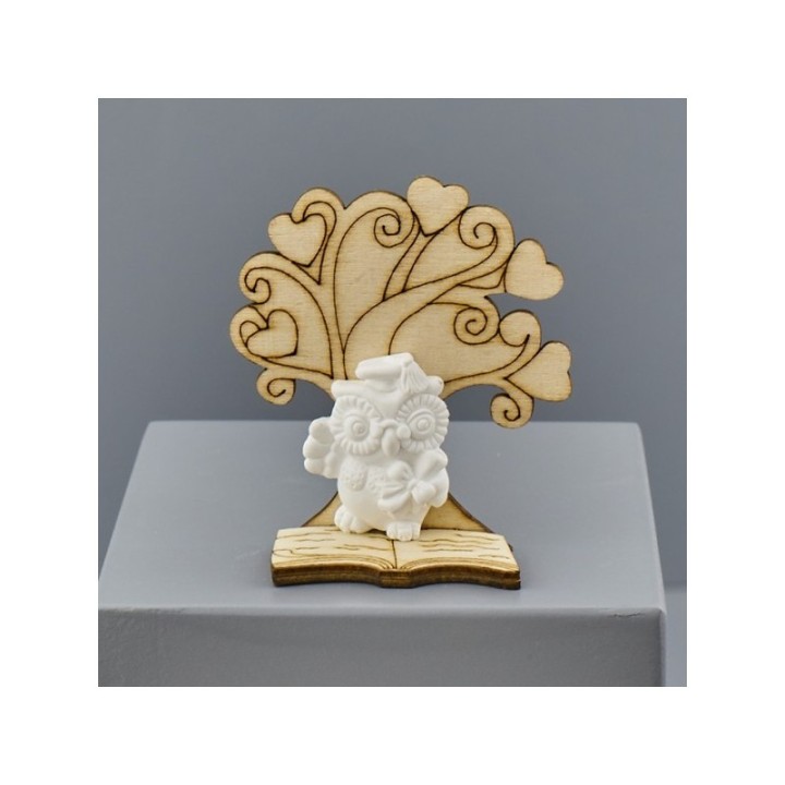 Albero dei cuori in legno con gufetto su libro in gesso
