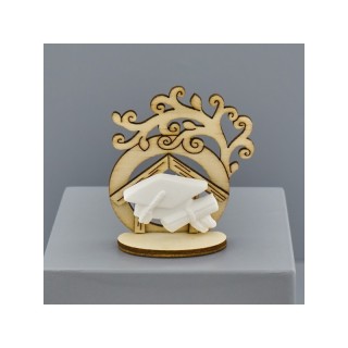 Casetta in legno con albero e tocco da laurea in gesso su base