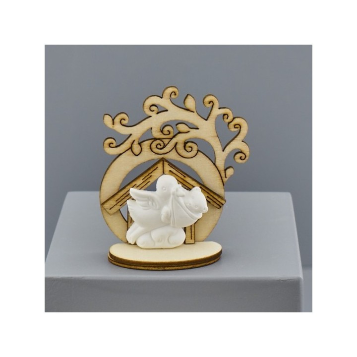 Casetta in legno con albero e cicogna in gesso su base