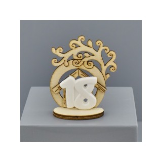 Casetta in legno con albero e numero 18 in gesso su base