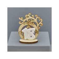 Casetta in legno con albero e numero 18 in gesso su base