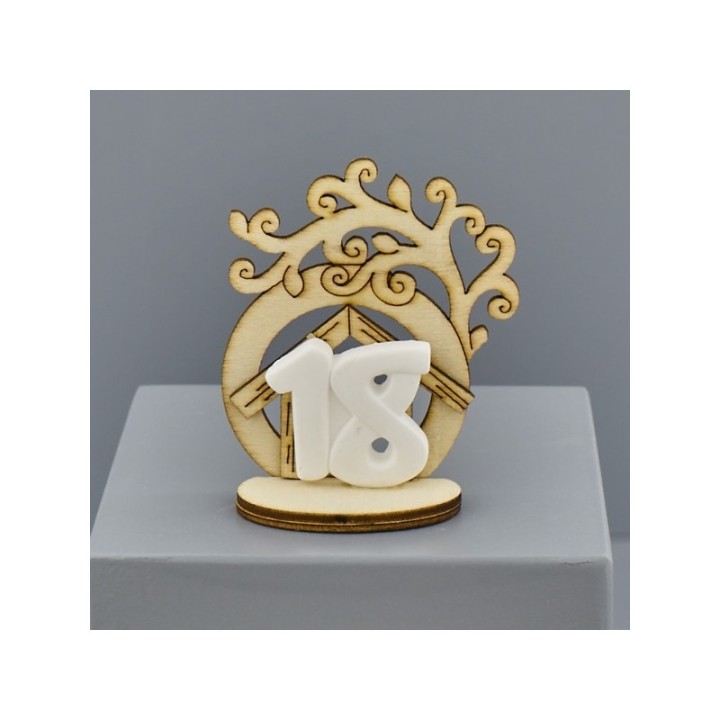 Casetta in legno con albero e numero 18 in gesso su base