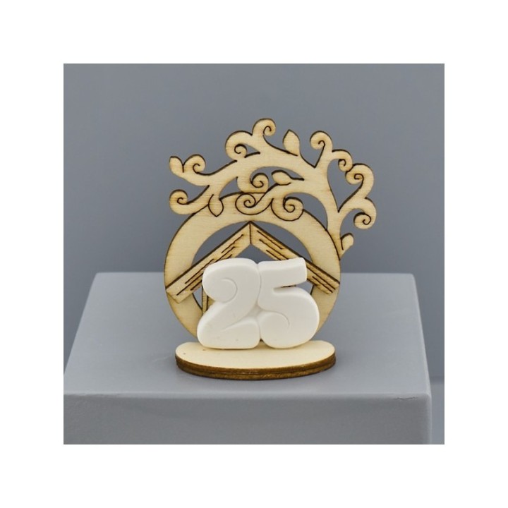 Casetta in legno con albero e numero 25 in gesso su base