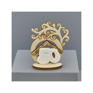 Casetta in legno con albero e numero 50 in gesso su base