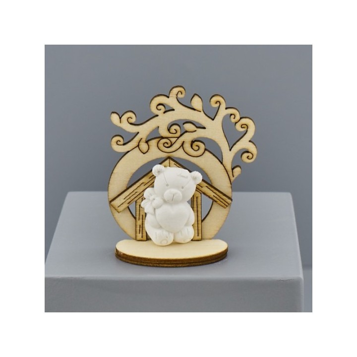 Casetta in legno con albero e orsetto in gesso su base