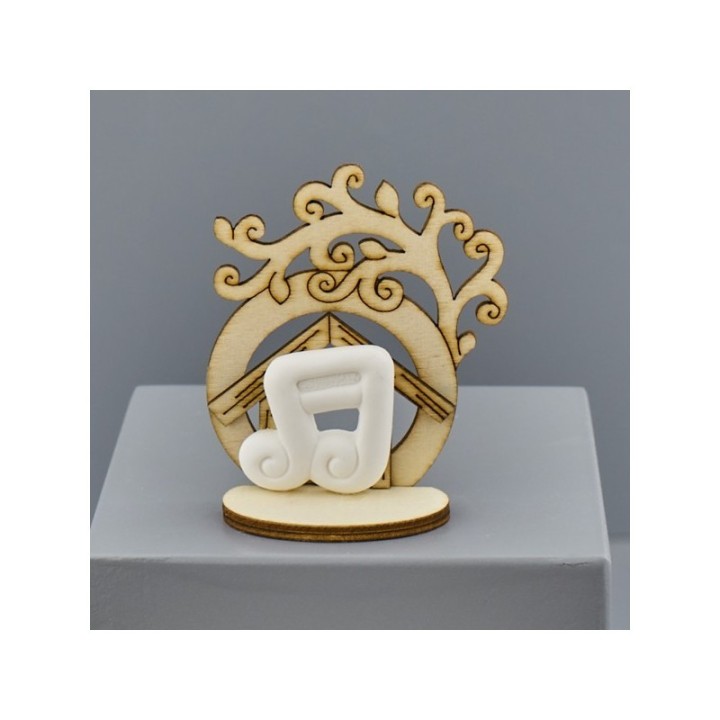Casetta in legno con albero e nota musicale in gesso su base