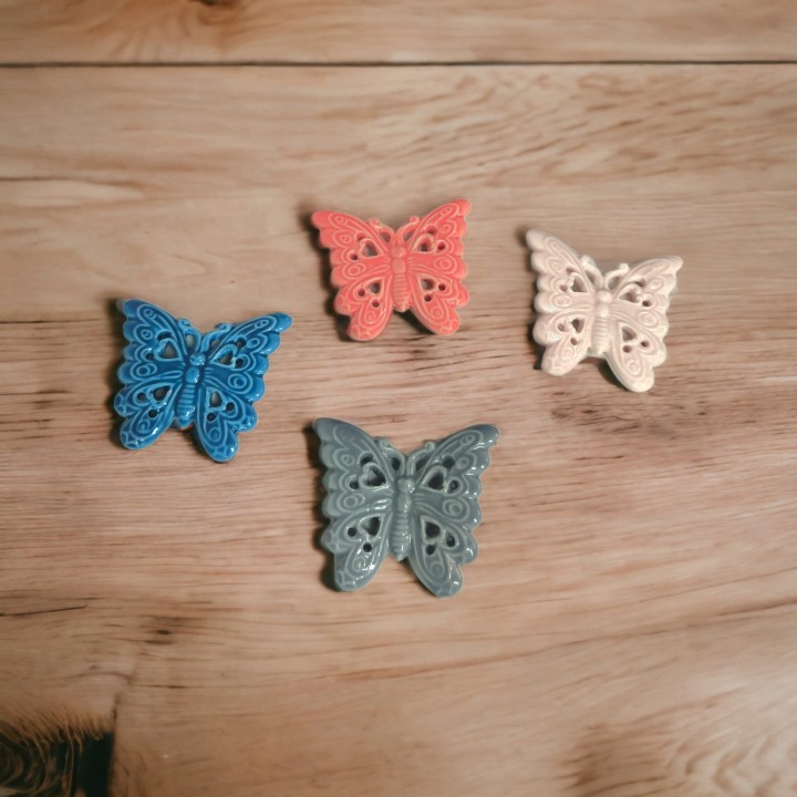 Magnete farfalla trafORATO 4 colori assortiti Cm 7 |…