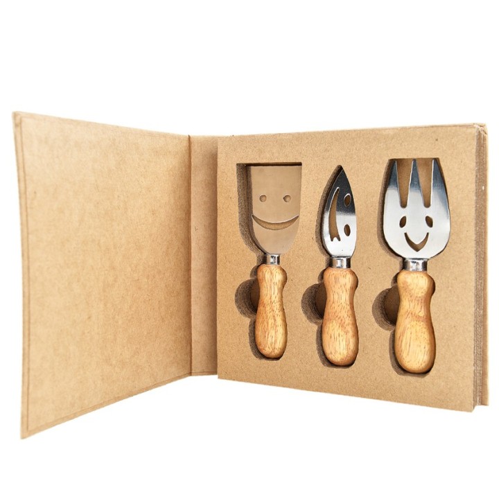 Set formaggio da 3 pezzi con manici in legno in scatola di cartone