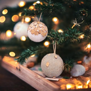 Sfera natalizia decorata da appendere