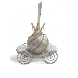 Carrozza in porcellana bianca perlata con ruote e corona metallo oro