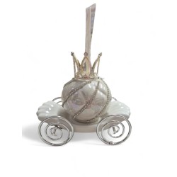 Carrozza in porcellana bianca perlata con ruote e corona metallo oro