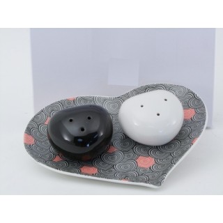 Set sale e pepe con vassoio a cuore