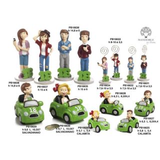 Statuina ragazzo in automobile 18 anni in resina 6,5 cm