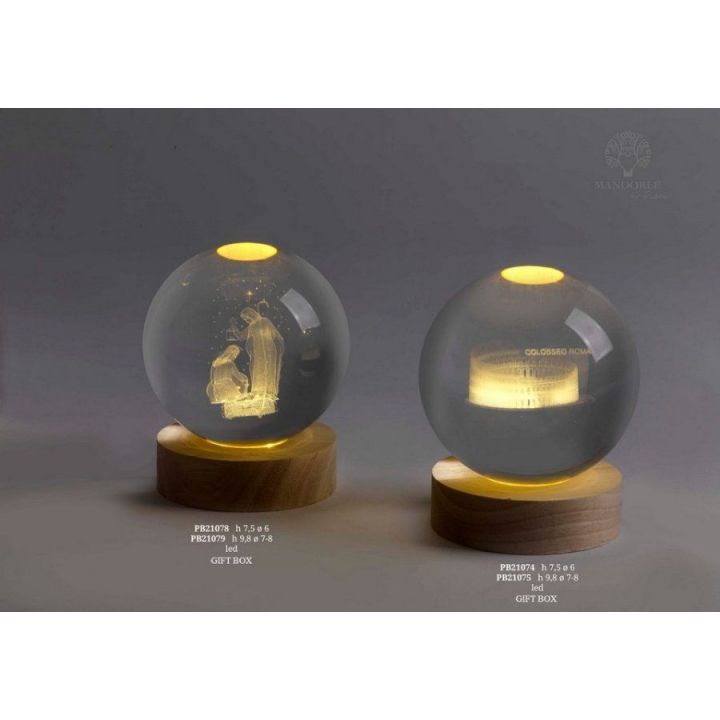 Sfera di vetro con Natività incisa e luce LED su base in legno 7,5 cm