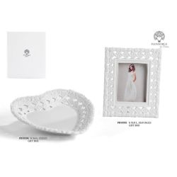 Cornice portafoto in porcellana bianca con decori traforati a rose 19,8 cm