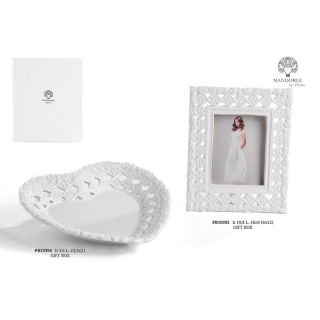 Piatto a cuore in porcellana bianca con bordo traforato a rose 23,3 cm