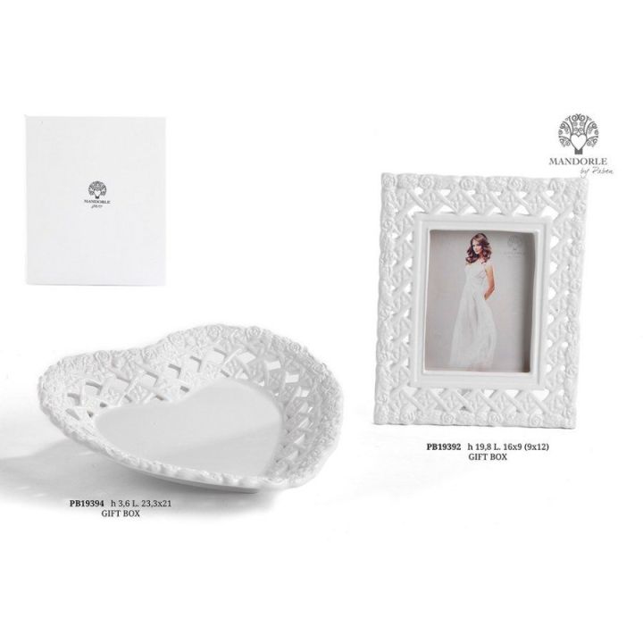 Piatto a cuore in porcellana bianca con bordo traforato a rose 23,3 cm