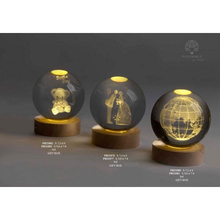 Sfera di vetro con sposi incisi e luce LED su base in legno 7,5 cm
