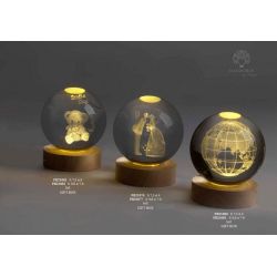 Sfera di vetro con sposi incisi e luce LED su base in legno 9,8 cm