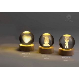 Sfera di vetro con sposo inciso e luce LED su base in legno 7,5 cm