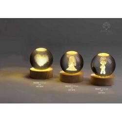 Sfera di vetro con sposo inciso e luce LED su base in legno 7,5 cm