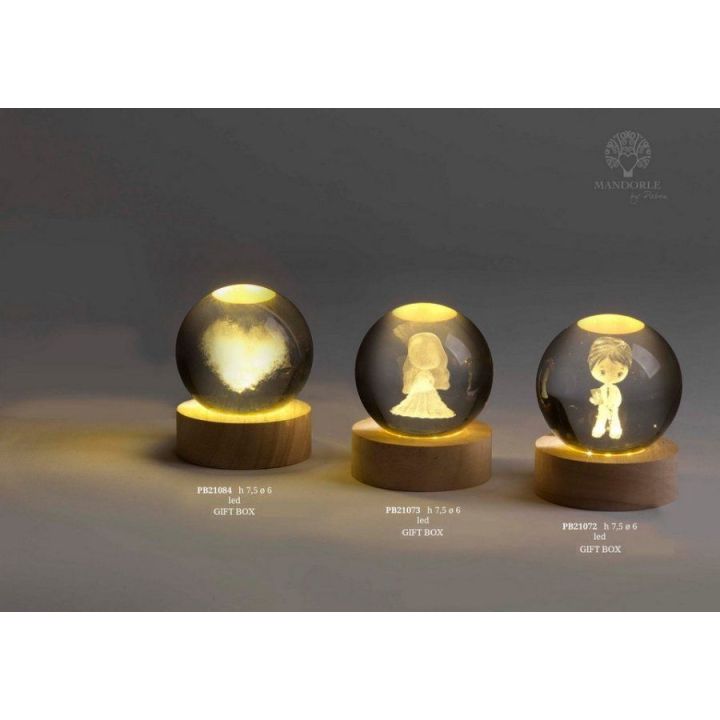 Sfera di vetro con sposo inciso e luce LED su base in legno 7,5 cm