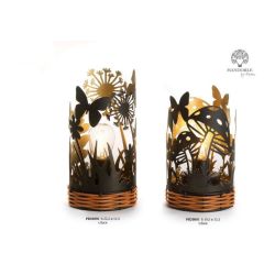 Lanterna in metallo nero con soffioni e farfalle intagliati e luce LED, base in rattan 22,2 cm