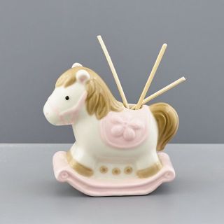 Diffusore di profumo cavallo a dondolo in porcellana rosa con bastonci