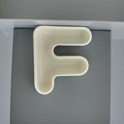 Lettera F in porcellana bianca