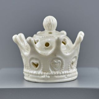 Lumino a forma di corona in ceramica bianca con cuori