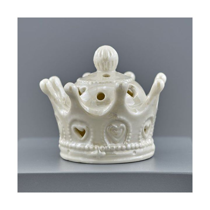 Lumino a forma di corona in ceramica bianca con cuori