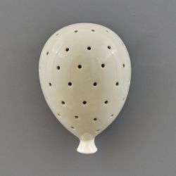 Palloncino in ceramica color crema traforato