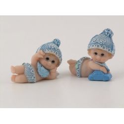 Bimbo sdraiato con cappellino azzurro