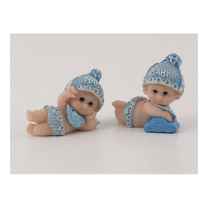 Bimbo sdraiato con cappellino azzurro